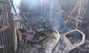 Los bomberos extinguen un incendio en un desguace de Castañeda