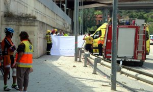 21/08/2022 - Els equips d'emergència treballant al lloc de l'atropellament de ciclistes a Castellbisbal.