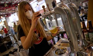 10/12/21 Una camarera sirve una cerveza en la sexta edición del Festival de Cerveza Artesana Beermad, en Madrid, a 10 de octubre de 2021.