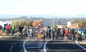 23/01/2022 - Desenes de ciclistes tallen una carretera a Quart (Gironès) per demanar més seguretat, en una acció del gener.