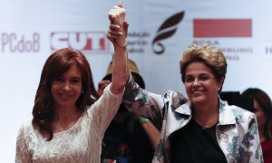 Gesto de las expresidentas Dilma Rousseff (D) de Brasil y Cristina Kirchner de Argentina durante la conferencia "La lucha política en América Latina hoy", en Sao Paulo el 9 de diciembre de 2016.