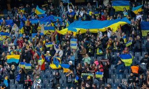 23/08/2022. Aficionados ucranianos portan la bandera de su país en un amistoso entre el  Shakhtar Donetsk y el Fenerbahce celebrado en Estambul, a 19 de abril de 2022,
