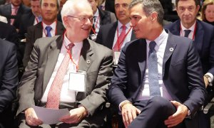 El presidente del gobierno de España, Pedro Sánchez (d), habla con el ministro de Hacienda de Colombia, José Antonio Ocampo (i), durante la clausura del Encuentro Empresarial España Colombia hoy, en Bogotá (Colombia).