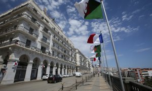 Banderas argelinas y francesas, antes de la llegada del presidente francés Emmanuel Macron , a Argel, Argelia, el 25 de agosto de 2022