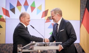 29/08/2022. El primer ministro la República Checa, Petr Fiala, estrecha su mano con la del canciller alemán, Olaf Scholz, en Praga, a 29 de agosto de 2022.