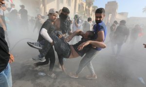 Los partidarios del clérigo chií iraquí Muqtada AlSadr ayudan a los manifestantes heridos durante los enfrentamientos con las fuerzas antidisturbios cerca de la oficina del primer ministro, Bagdad, Irak, el 29 de agosto de 2022.  EF