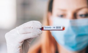 Se espera un aumento de hospitalizaciones y muertes por COVID-19 durante el invierno