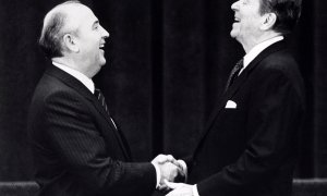 Ronald Reagan en su primera reunión con el exlíder soviético Mikhail Gorbachev en Ginebra, Suiza.