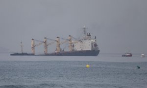 El buque OS35, varado en el Bahía de Algeciras tras chocar con otra nave durante una maniobra.
