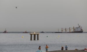 31/8/22 El buque semihundido  desde la  playa de Algeciras (Cádiz), a 31 de agosto de 2022.