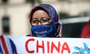 22/4/21 Una mujer protesta en Londres con una mascarilla que dice "Parad el genocidio uigur", a 22 de abril de 2021.