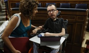 La ministra de Hacienda, María Jesús Montero (i) conversa con el portavoz parlamentario de Unidas Podemos, Pablo Echenique.