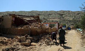 01/09/2022-Unas personas comprueban los daños en sus casas tras las inundaciones en Quetta, provincia de Baluchistán, Pakistán, a 1 de septiembre de 2022
