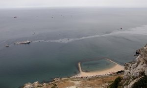 01/09/2022-El dispositivo desplegado en torno al granelero 'OS 35', el buque que colisionó en la noche del lunes en la Bahía de Algeciras y que permanece varado frente a la cara este de Gibraltar, ha comenzado esta tarde los trabajos de bombeo para extrae