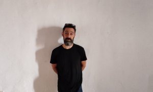 El artista Eugenio Merino, cocreador de la exposición 'Monumento a la oscuridad' junto a Miguel G. Morales