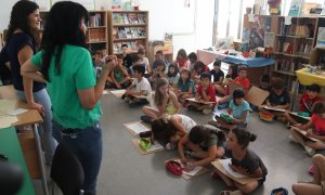 Les mestres i una infermera del CAP de Banyoles comenten els dibuixos que els alumnes de l'escola de la Draga han fet sobre les revisions pediàtriques.