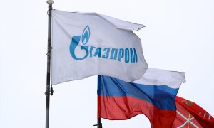 Las banderas de Gazprom y Rusia en su sede de San Petersburgo. Imagen de Archivo.