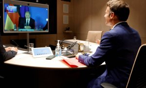 El presidente francés, Emmanuel Macron, conversa a través de una videollamada con el canciller alemán, Olaf Scholz este 5 de septiembre de 2022.