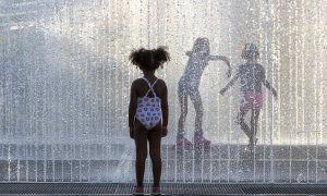 01/09/2022-Varios niños se refrescan en una fuente de Zaragoza, el 1 de septiembre de 2022