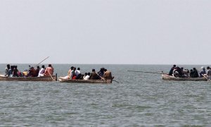 06/09/2022-La gente se traslada a terrenos más altos utilizando botes después de que sus pueblos se inundaran tras una brecha en el lago Manchar para reducir el desbordamiento, en el distrito de Jamshoro, provincia de Sindh, Pakistán, 06 de septiembre de