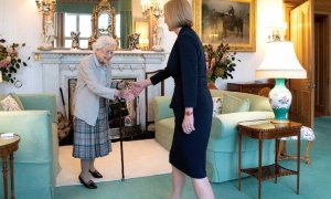 La reina Isabel II saluda a la nueva primera ministra de Reino Unido, Liz Truss, este 6 de septiembre de 2022 en el palacio de Balmoral.