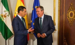 El presidente de la Junta, Juanma Moreno, se reúne con el secretario general y presidente del grupo del PSOE-A, Juan Espadas, en la ronda de contactos con los grupos.