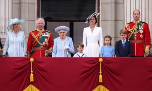 La reina Isabel II de Inglaterra, durante su Jubileo de Platino, junto a su hijo el príncipe Carlos, su esposa Camilia, el príncipe Guillermo, su esposa Catalina y sus tres hijos el 2 de junio de 2022.