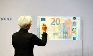 La presidenta del Banco Central Europeo, Christine Lagarde, firma el billete de veinte euros.