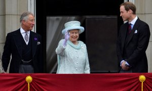 Fotografía de junio 2012 del entonces Principe Carlos con su madre la reina Isabell II y su hijo Guillermo, en el balcón del Palacio de Buckingham, en Londres. REUTERS/Toby Melville
