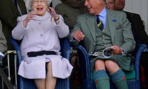 Fotografía de septiembre de2012, de la reina Isabel II y el príncipe Carlos, animando a los participantes en una carrera de sacos en los tradicionales juegos de Braemar Gathering, enEscocia. REUTERS/Russell Cheyne