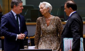 El ministro de Finanzas irlandés y presidente del Eurogrupo, Paschal Donohoe, y la presidenta del Banco Central Europeo, Christine Lagarde, asisten a la reunión de ministros de finanzas de la eurozona en Bruselas, el 11 de julio de 2022.