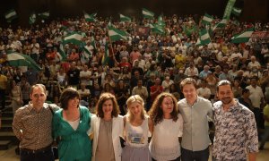 La candidata de Por Andalucía a la Presidencia de la Junta en las elecciones andaluzas, Inma Nieto (3d), junto a la vicepresidenta y ministra Yolanda Díaz (4i), el portavoz de Más País, Íñigo Errejón (2d), y el coordinador de IU en Andalucía, Toni Valero.
