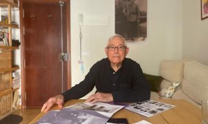 Fausto Canales, de 88 años, en su casa de Madrid, con el retrato de fondo de su padre, fusilado por falangistas en 1936.