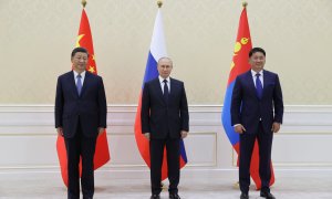 Los presidentes de China, Xi Jinping, y Rusia, Vladímir Putin, acompañados del mandatario de Mongolia, Ukhnaa Khurelsukh, a 15 de septiembre de 2022.