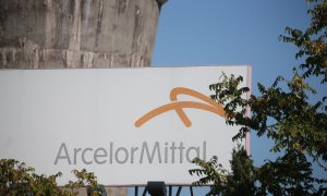 Placa de ArceloMittal en una de sus plantas en España. E.P./Isabel Infantes