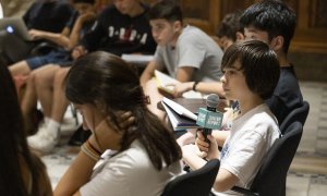 Un grup d'alumnes durant una activitat periodística.