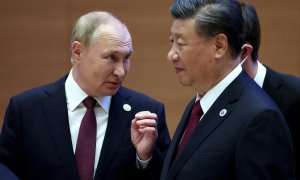 El presidente ruso, Vladimir Putin, habla con su homólogo chino, Xi Jinping, antes del plenario de la cumbre de la Organización de Cooperación de Shanghai (OCS) en Samarcanda (Uzbekistán). REUTERS/Sputnik/Sergey Bobylev/Pool