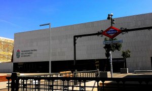 Fotografía en la que aparece el Metro de San Fernando, municipio en la Comunidad de Madrid de más de 40.000 habitantes. Al fondo, el Ayuntamiento.