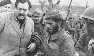 Ernest Hemingway, en el frente de Teruel, en diciembre de 1937.