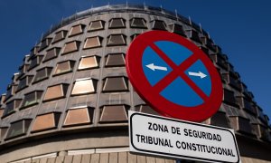 Una señal de parada y estacionamiento prohibidos delante de la sede del Tribunal Constitucional, en Madrid. E.P./Alejandro Martínez Vélez