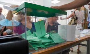 19/06/2022.- Urnas con las papeletas donde los andaluces ejercen su derecho al voto durante el día de las elecciones a la presidencia de la Junta de Andalucía a 19 de junio de 2022 en Sevilla. Eduardo Briones / Europa Press