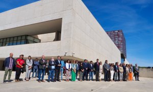 Diputados de Castilla y León participan en un minuto de silencia frente a la sede de las Cortes.
