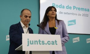 El secretario general de JxCat Jordi Turull (i) y la presidenta del partido, Laura Borràs (d), ofrecen una comparecencia en la sede de su formación este 29 de septiembre de 2022.