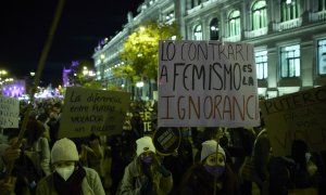 Un grupo de personas participa en una manifestación convocada por Movimiento Feminista contra la violencia machista, a 25 de noviembre de 2021, en Madrid, (España).