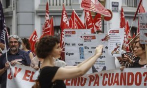 Varias personas se manifiestan frente a la sede de la Confederación Empresarial de la Comunitat Valenciana para exigir salarios dignos, a 6 de julio de 2022, en Valencia, Comunidad Valenciana (España)