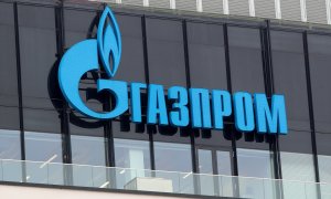 El logotipo de Gazprom se ve en una sucursal de la empresa estatal rusa en San Petersburgo.