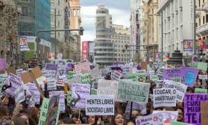 Jóvenes marchan en una manifestación del Sindicato de Estudiantes contra el 'pin parental' en Madrid,  a 6 de marzo de 2020.