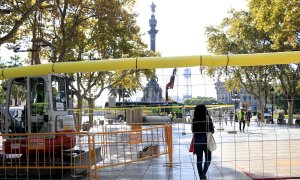Obres al tram inferior de la Rambla de Barcelona, amb el monument de Colom al fons, el dia en què ha començat la primera fase per remodelar el passeig.