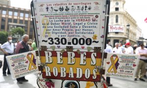 22/05/2022. -Una pancarta con el número estimado de bebes desaparecidos (330.000) durante una concentración de víctimas por el robo de bebés en España. Isabel Infantes / Europa Press