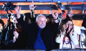 02/10/2022-El expresidente y candidato presidencial Luiz Inácio Lula da Silva, acompañado de su esposa, Rosangela da Silva (d), saluda a simpatizantes que celebran los resultados de las elecciones presidenciales este domingo, en la Avenida Paulista de Sao